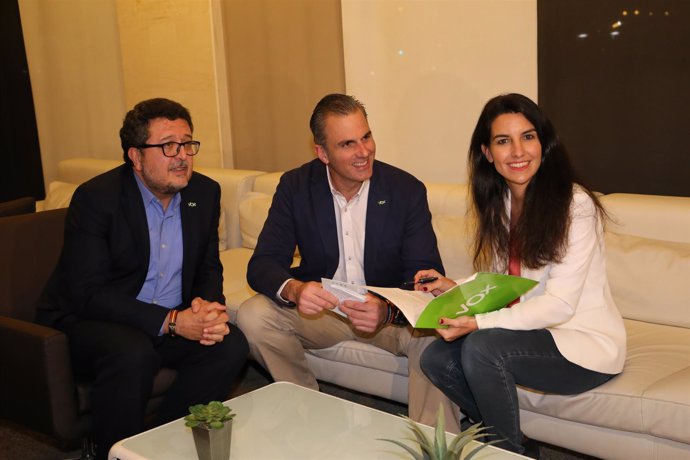 Serrano y Abascal, en el hotel donde esperan resultados electorales