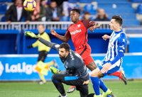 El Sevilla se deja el liderato ante un serio Alavés