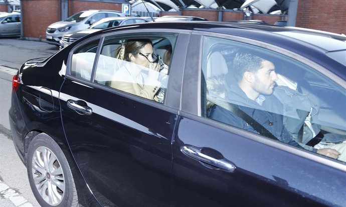 Paula echevería con su hija y miguel torres en el ave