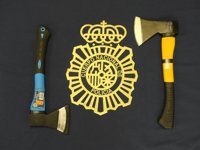 Detenido por asaltar una casa con un hacha tras olvidar el teléfono móvil que usó como linterna