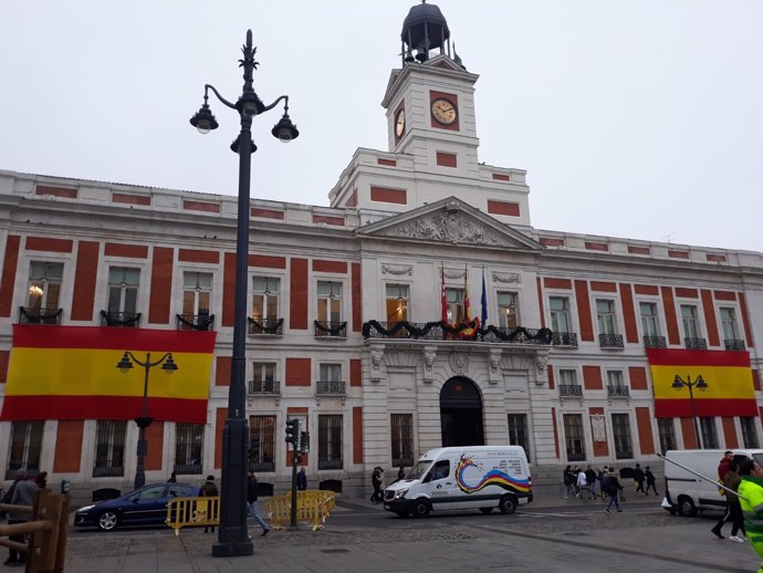 Banderas rojigualdas en la sede del Gobierno regional por los 40 años de la Cons