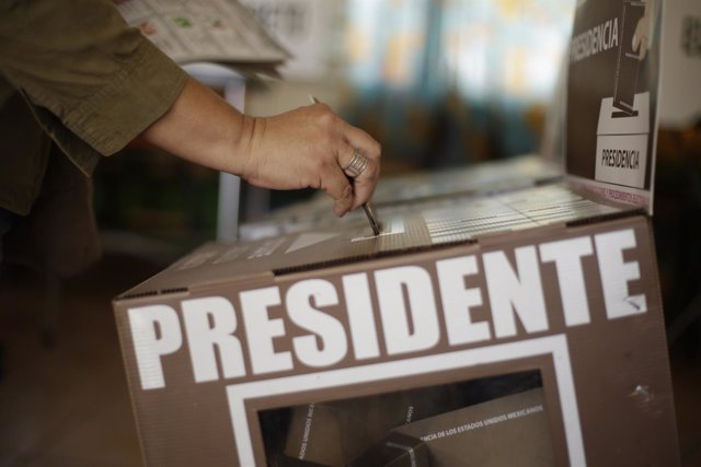 Una urna en las elecciones presidenciales en México