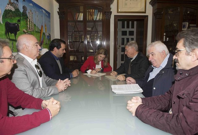 La presidenta de Diputación, Irene García, firma la petición del Aula de Cultura