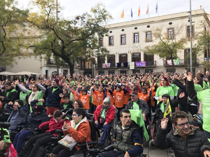 Centenars de persones participen en el Dia de les Persones amb Discapacitat
