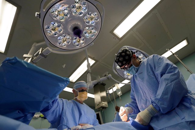 Un equipo médico en un buque hospital del Ejército de EEUU