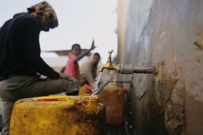 La población de Saná llena garrafas de agua