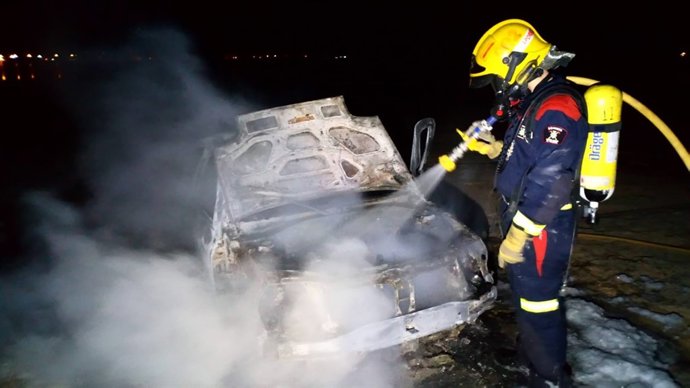 Bombero sofocando el fuego de un vehículo