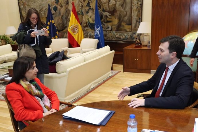 Gonzalo Caballero se reúne con la ministra de Defensa