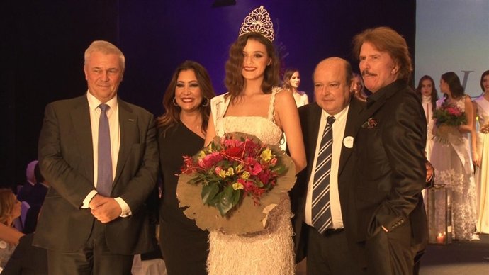 Edmundo Arrocet presenta su colección de faldas en la gala Linda de España