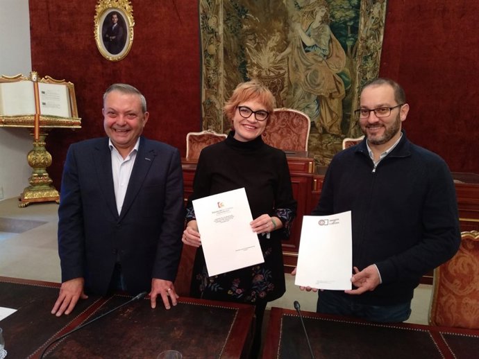 Ruz, entre Alcalde (izda.) y Luque, tras la firma del convenio