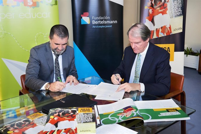 Firma de un convenio entre la Fundación Bertelsmann y el Grupo Anaya