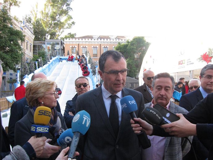 Ballesta Atendiendo A Los Medios