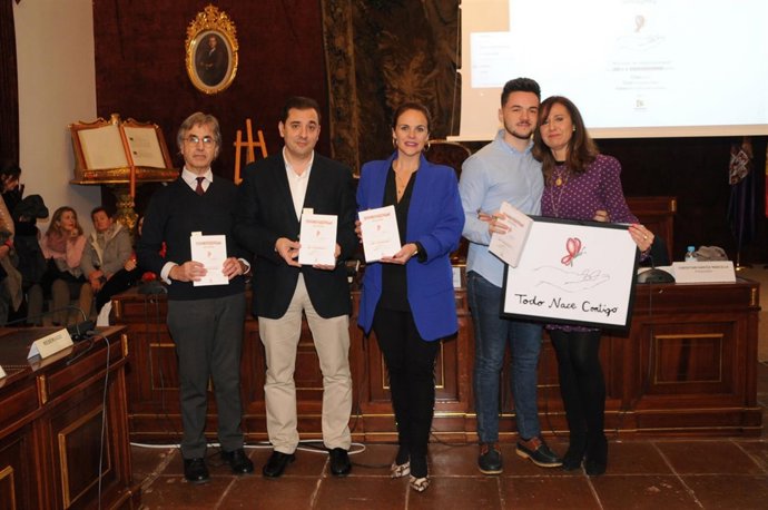 Barbero (centro), en la presentación de 'Todo nace contigo'