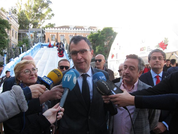 ALCALDE PRESENTANDO LA FERIA BLANCA COMERCIO CARMELITANO