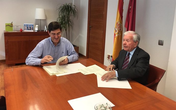 Villegas suscribe un convenio con García