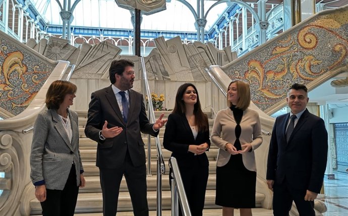 La consejera de Turismocon su equipo tras presentar Presupuestos en Asamblea