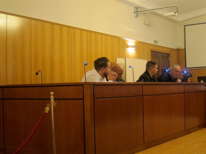 Los dos hermanos y sus abogados, en el juicio.