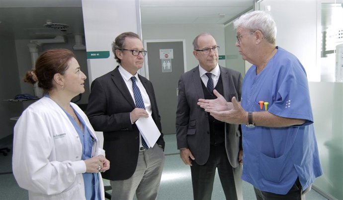 Juli Fuster visita a la nueva Unidad de Cuidados Intermedios de Son Espases