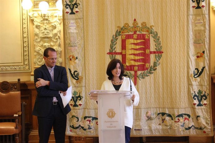 La concejal de Medio Ambiente, junto al representante de Ecoembes. 3-12-18