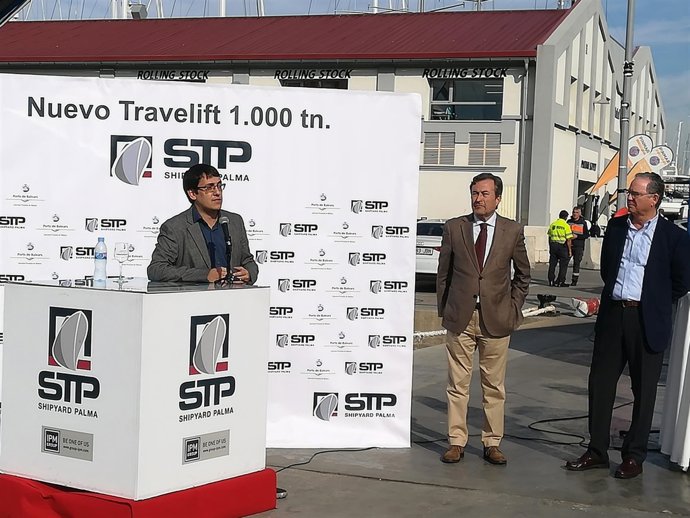 Negueruela asiste a la presentación de un 'travelift'