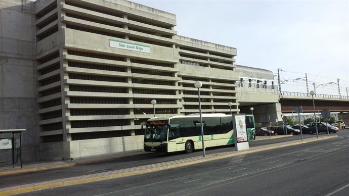 Autobús del Consorcio en una de las estaciones de metro