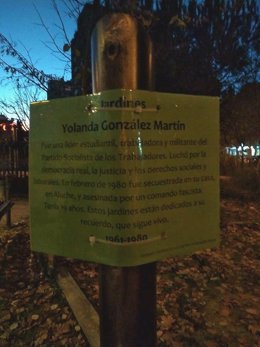 Cartel explicando quién es Yolanda González tras ser arracanda su placa