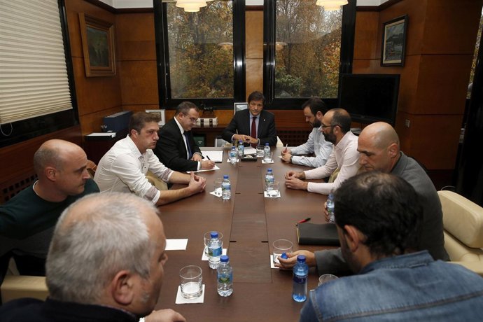 Reunión de Javier Fernández con trabajadores de Alcoa