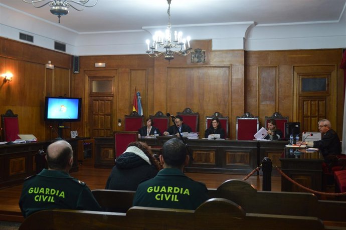Juicio en Ourense por arrojar un bebé a un contenedor.