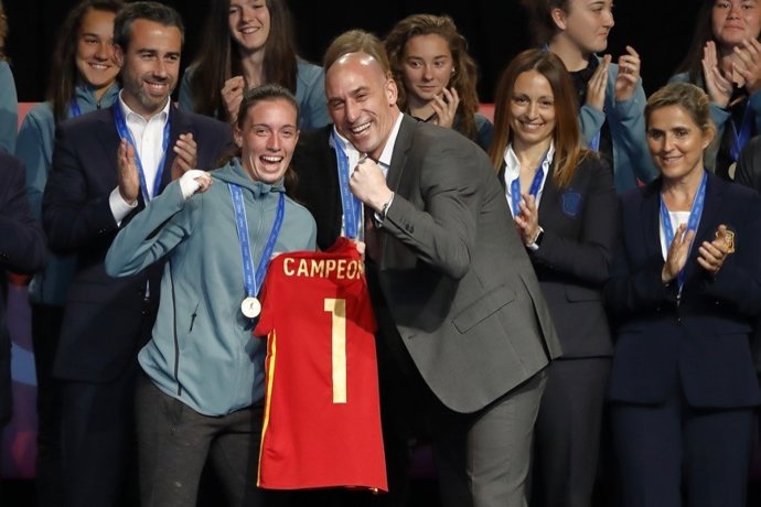 Rubiales recibe a las campeonas del mundo sub-17