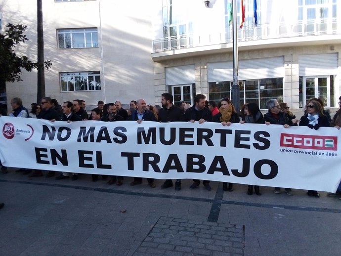 Concentración de CCOO y UGT tras el accidente laboral mortal de Alcalá la Real.