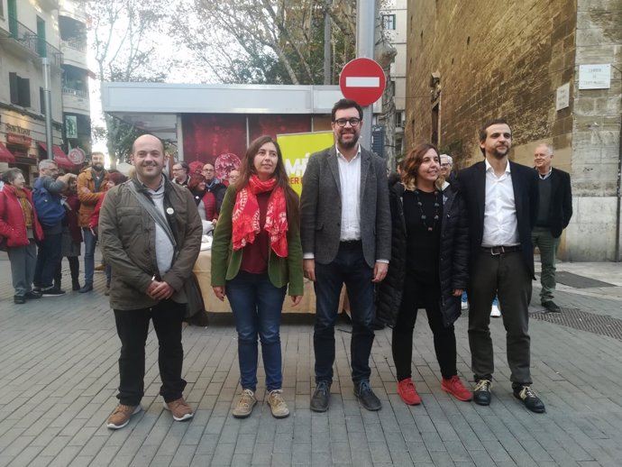 El candidato de MÉS, Antoni Noguera (centro),presenta la campaña 'Estimam Palma'
