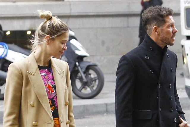 Carla Pereyra y Simeone pasean su amor por las calles de Madrid