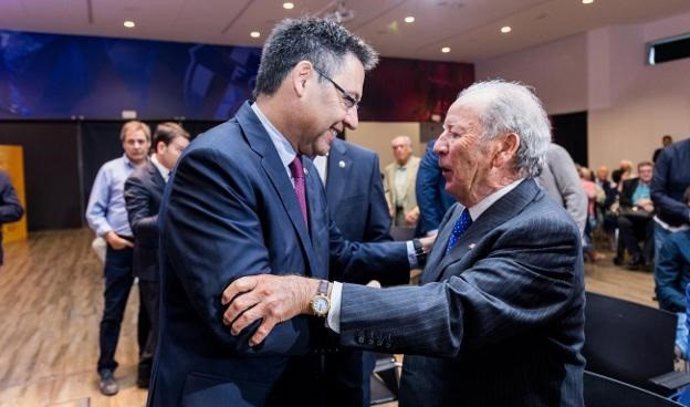 Josep Maria Bartomeu amb Josep Lluís Núñez en un acte