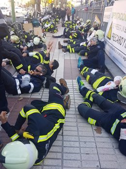 Protesta de los bomberos frente a la Diputación