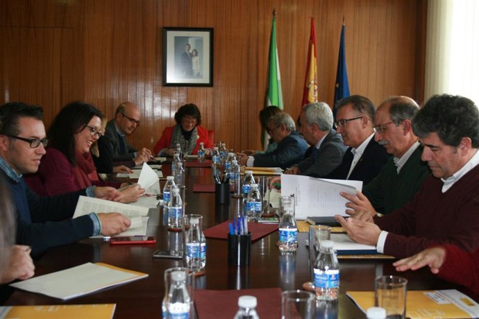 Valenzuela (al fondo) preside la reunión
