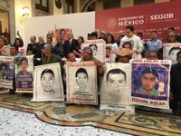 Caso Ayotzinapa: López Obrador firma un decreto para crear una comisión de la verdad