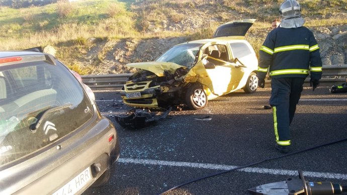 Rescate de un conductor en un accidente en Tarifa