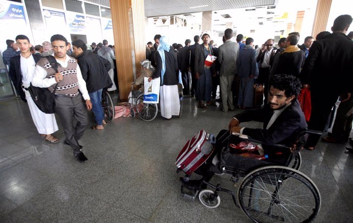 Uno de los heridos huthis en el aeropuerto de Saná antes de ser evacuados a Omán