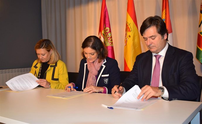 Pilar del Olmo, Reyes Maroto y Óscar Heckh durante la firma. 3-12-18