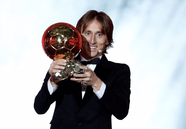 Luka Modric con sus premios de Mejor Jugador UEFA y del Mundial