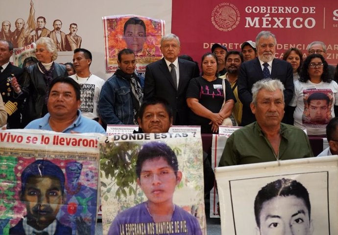 López Obrador con las familias de los 43 normalistas de Ayotzinapa desaparecidos