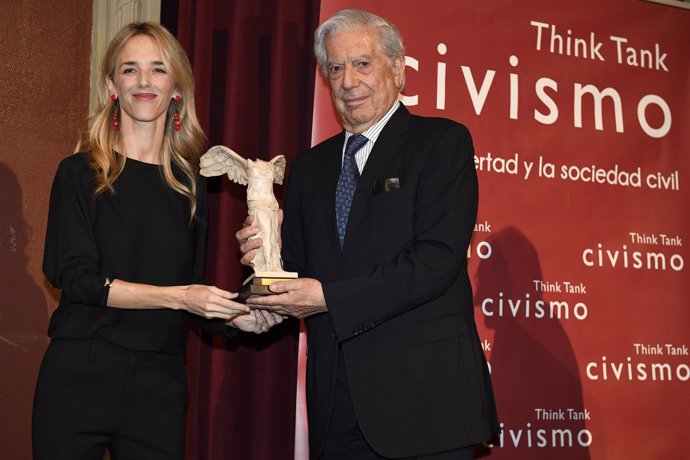 Cayetana Álvarez  entrega el galargón a Vargas Llosa