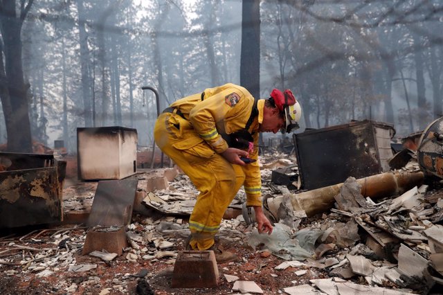 Un bombero inspecciona una zona afectada por los incendios en California