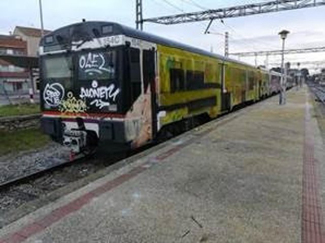 Tren de la R12 con pintadas en la cabina de conducción que impiden su circulació