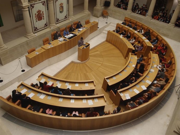Niños leen la Constitución en el Parlamento