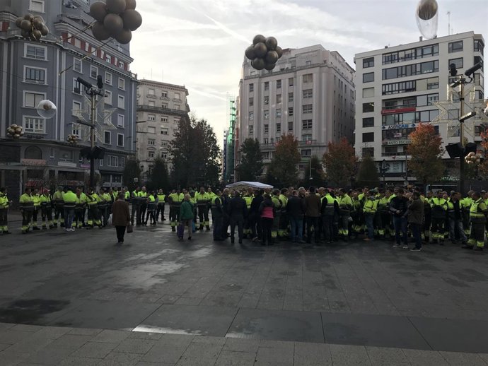 Concentración de trabajadores de Parques y Jardines frente al Ayuntamiento