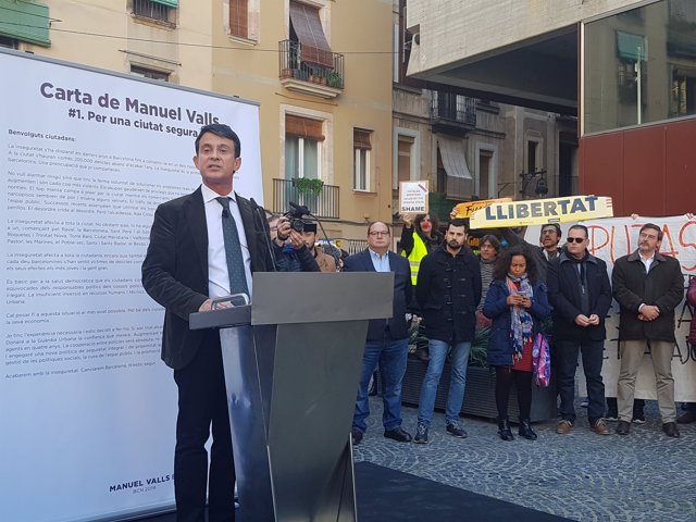 Manifestants obstaculitzen un acte de Manuel Valls al Raval 
