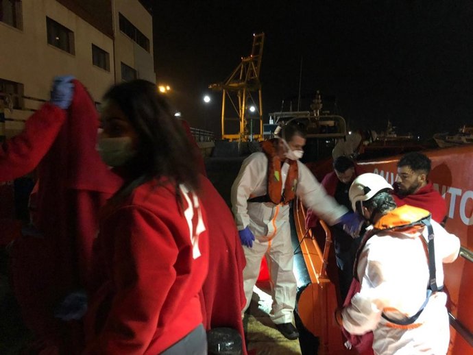 Cruz Roja atendiendo a inmigrantes llegados en patera