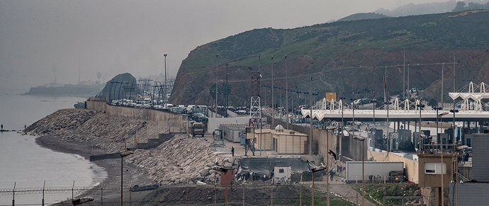 Colas en accesos en la parte marroquí de la frontera del Tarajal, en Ceuta
