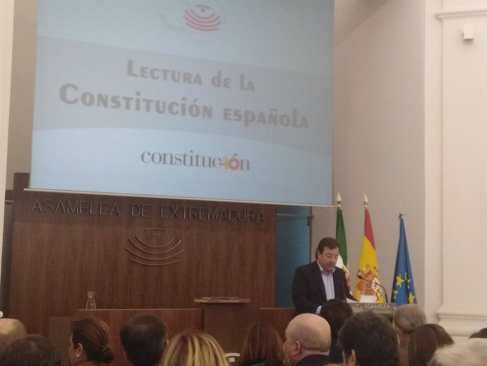 Guillermo Fernández Vara incia la lectura de la Constitución en la Asamblea
